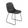 Muuto Fiber Side Chair aus recyceltem Kunststoff mit Kufengestell, Schwarz/Schwarz