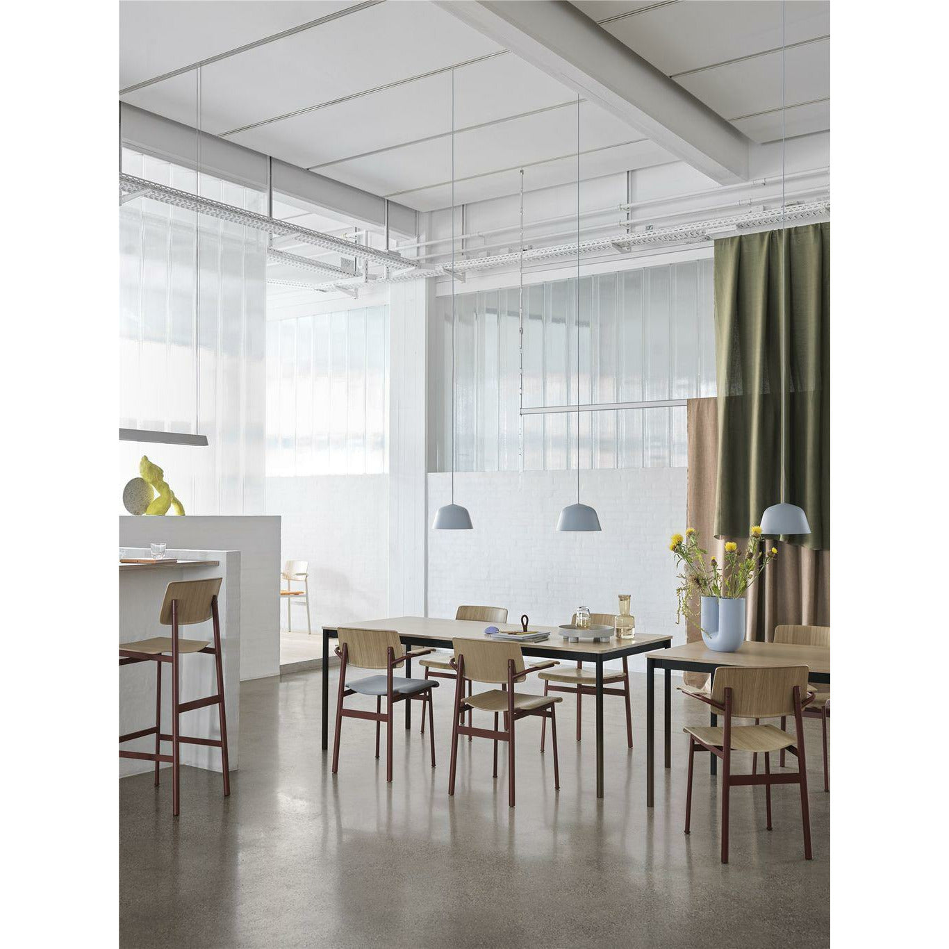 Muuto Loftstoel met armleuning, bruin gekleurd eik/zwart