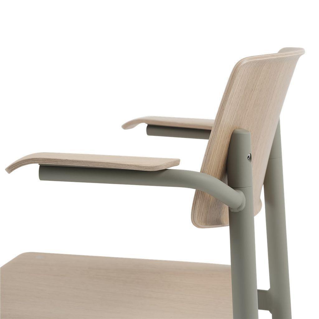 Muuto Loftstoel met armleuning, eiken/stoffig groen