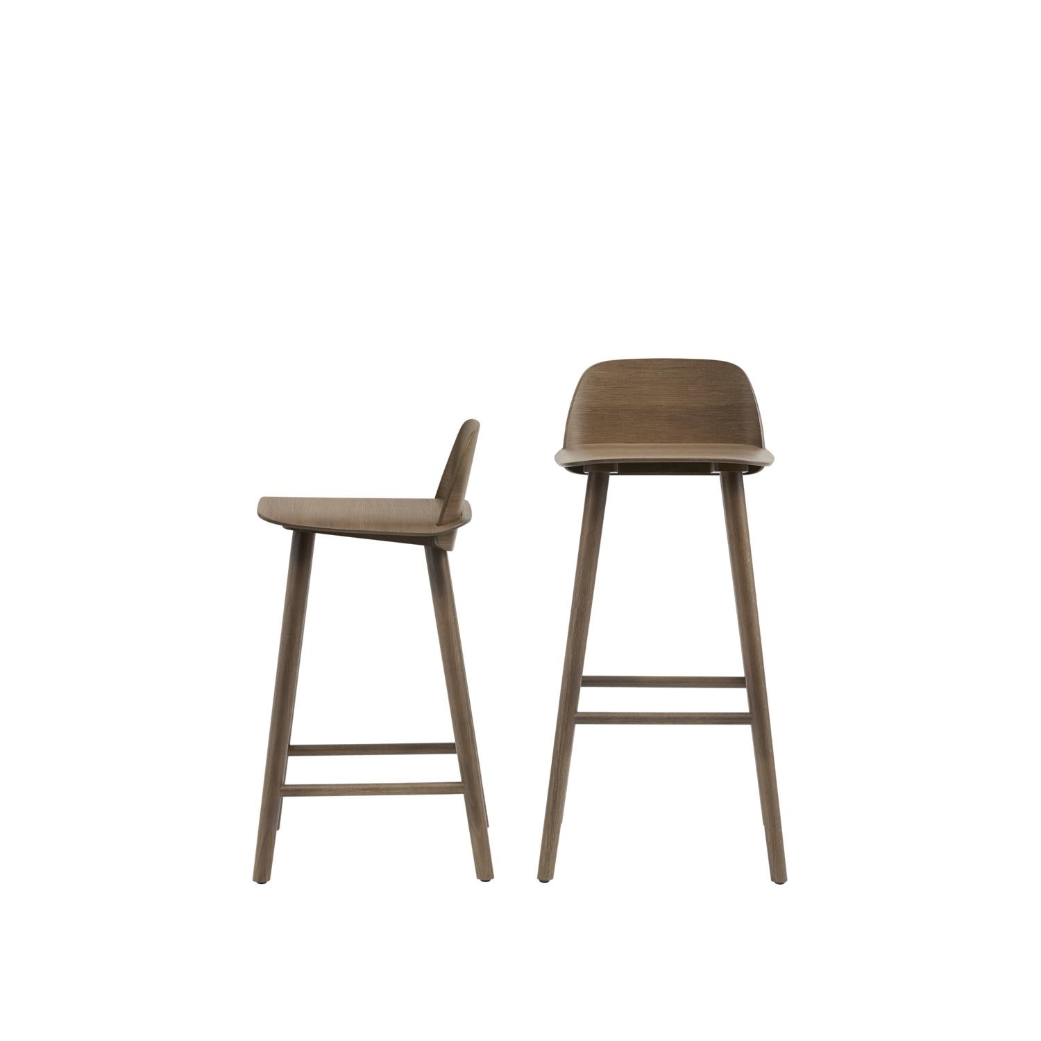 Muuto Tabouret de comptoir nerd 65 cm, taché de brun foncé