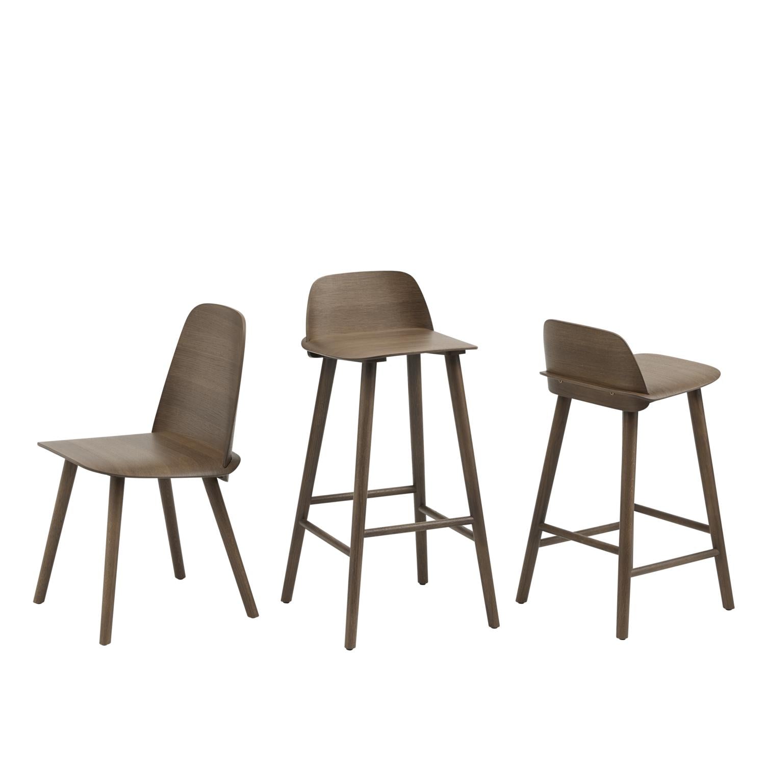 Muuto Tabouret de comptoir nerd 65 cm, taché de brun foncé