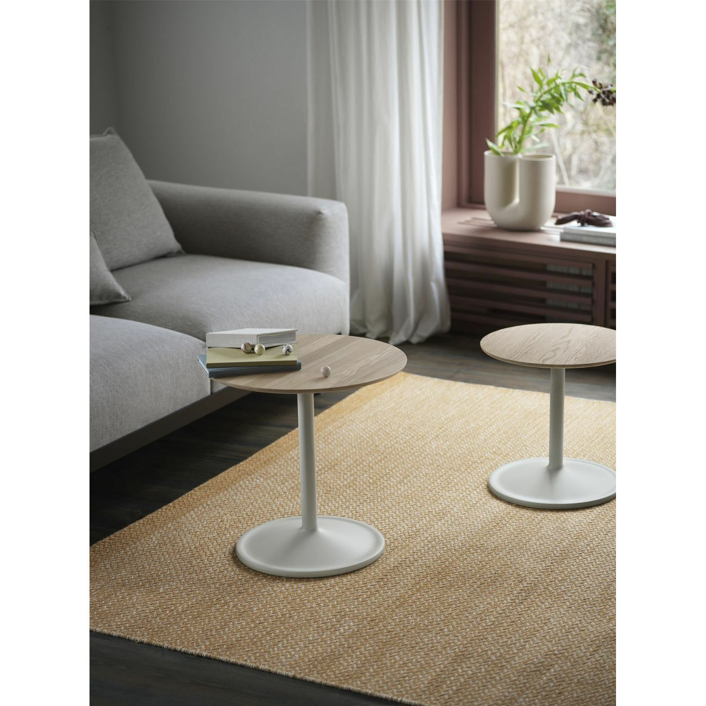 Muuto Table d'appoint douce Øx H 48x48 cm, chêne massif / Off blanc