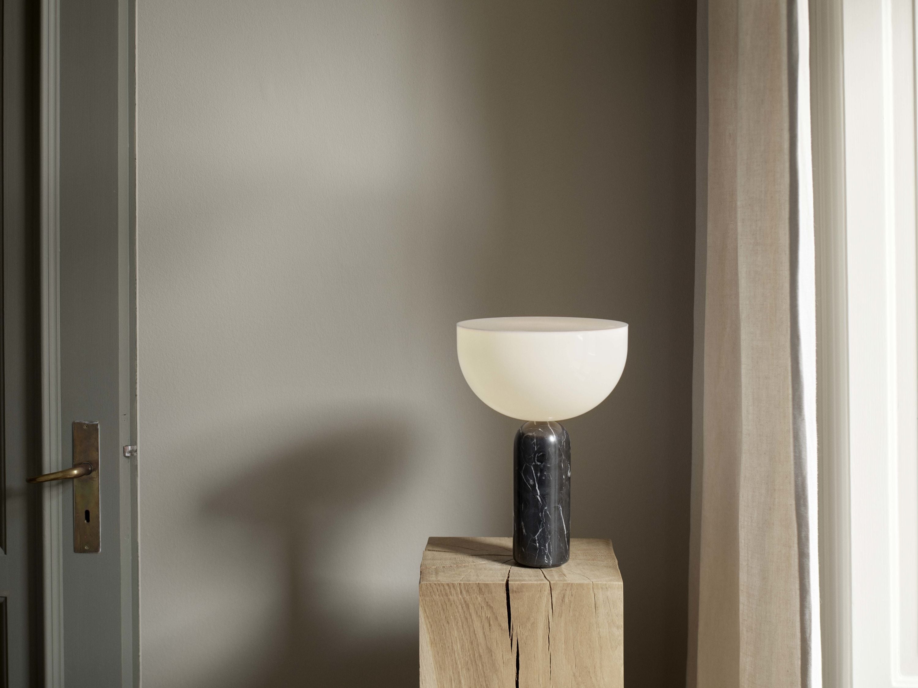 New Works Kizu bordlampe lille marmor, sort