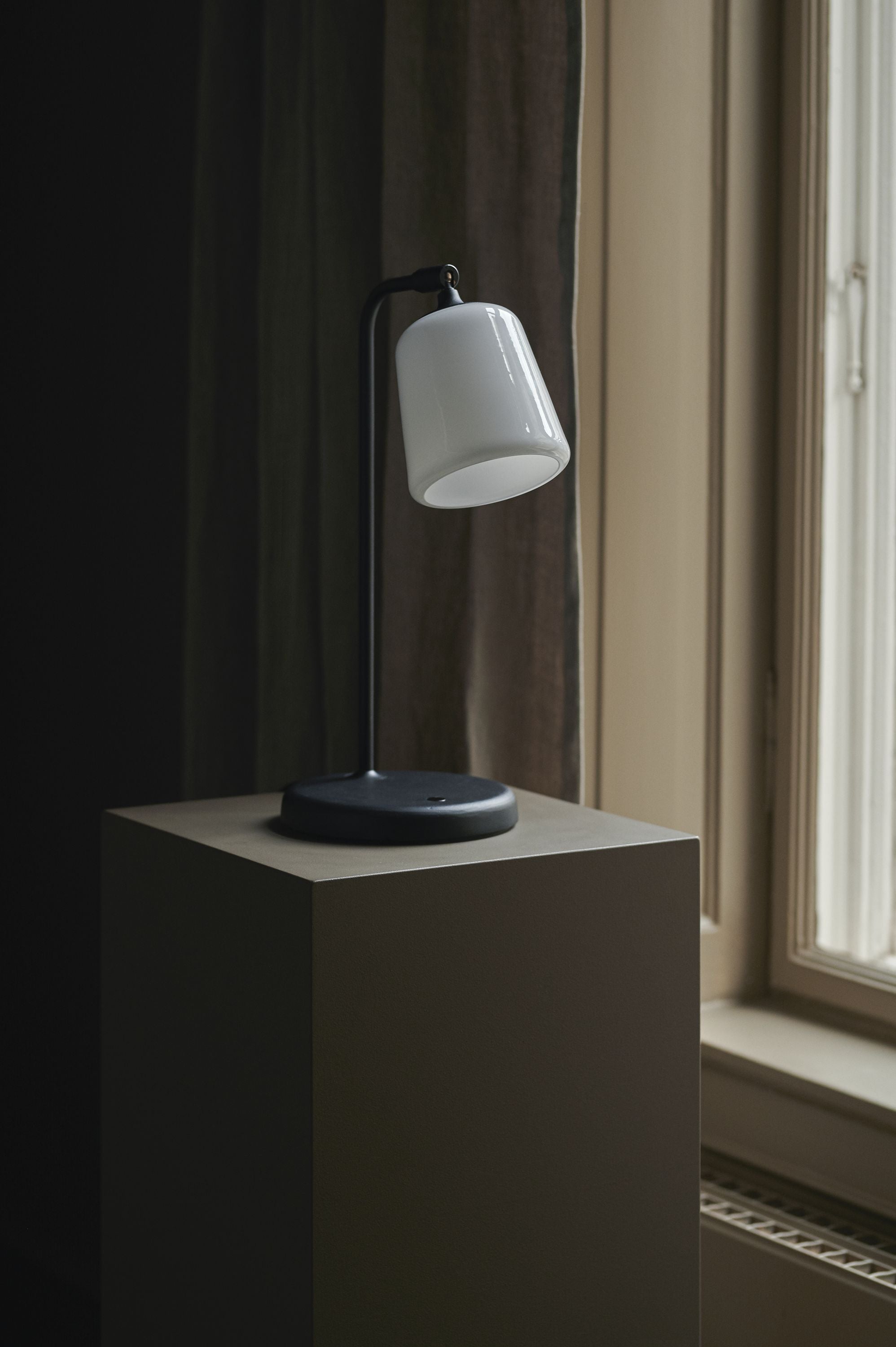 Nye verk Material Table Lamp Opal Glass, hvitt