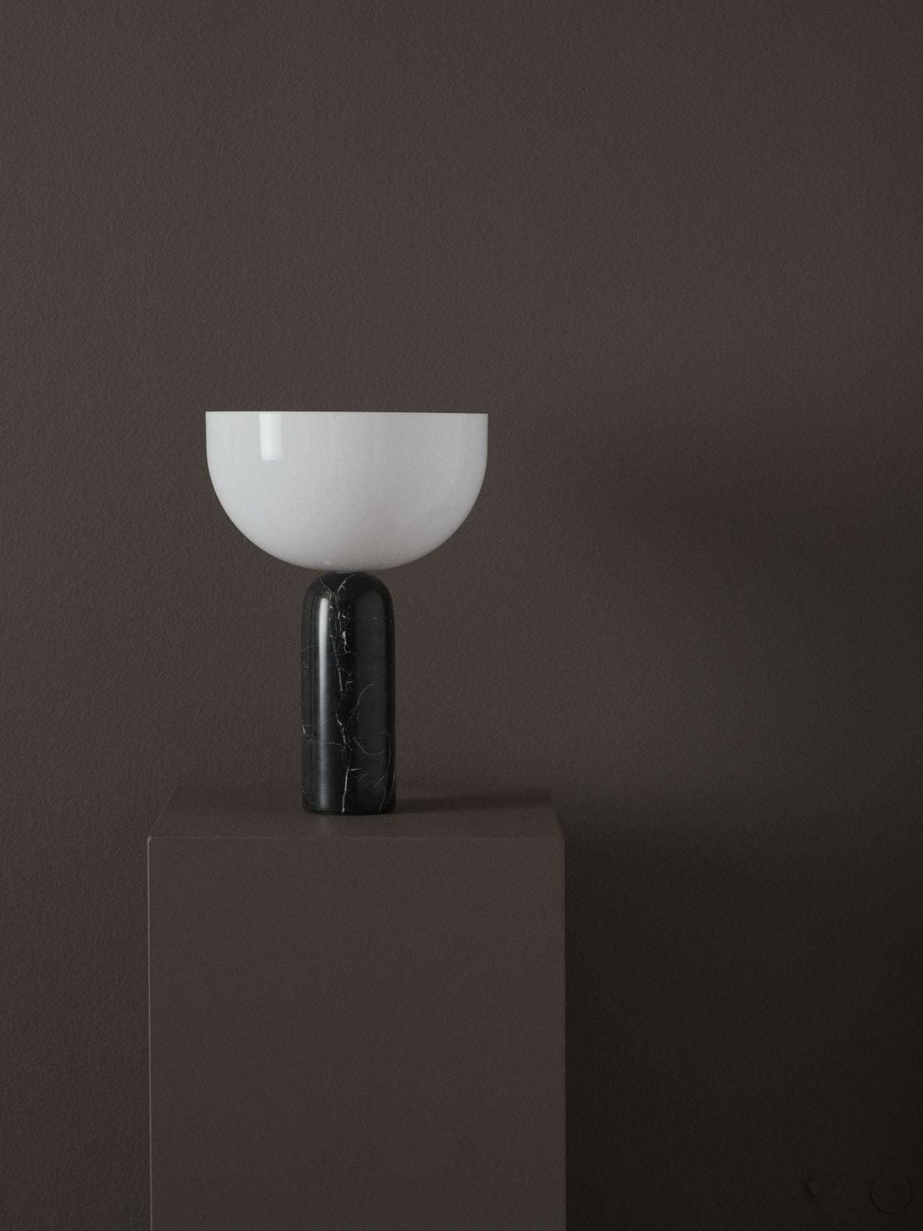 New Works Kizu bordlampe lille marmor, sort