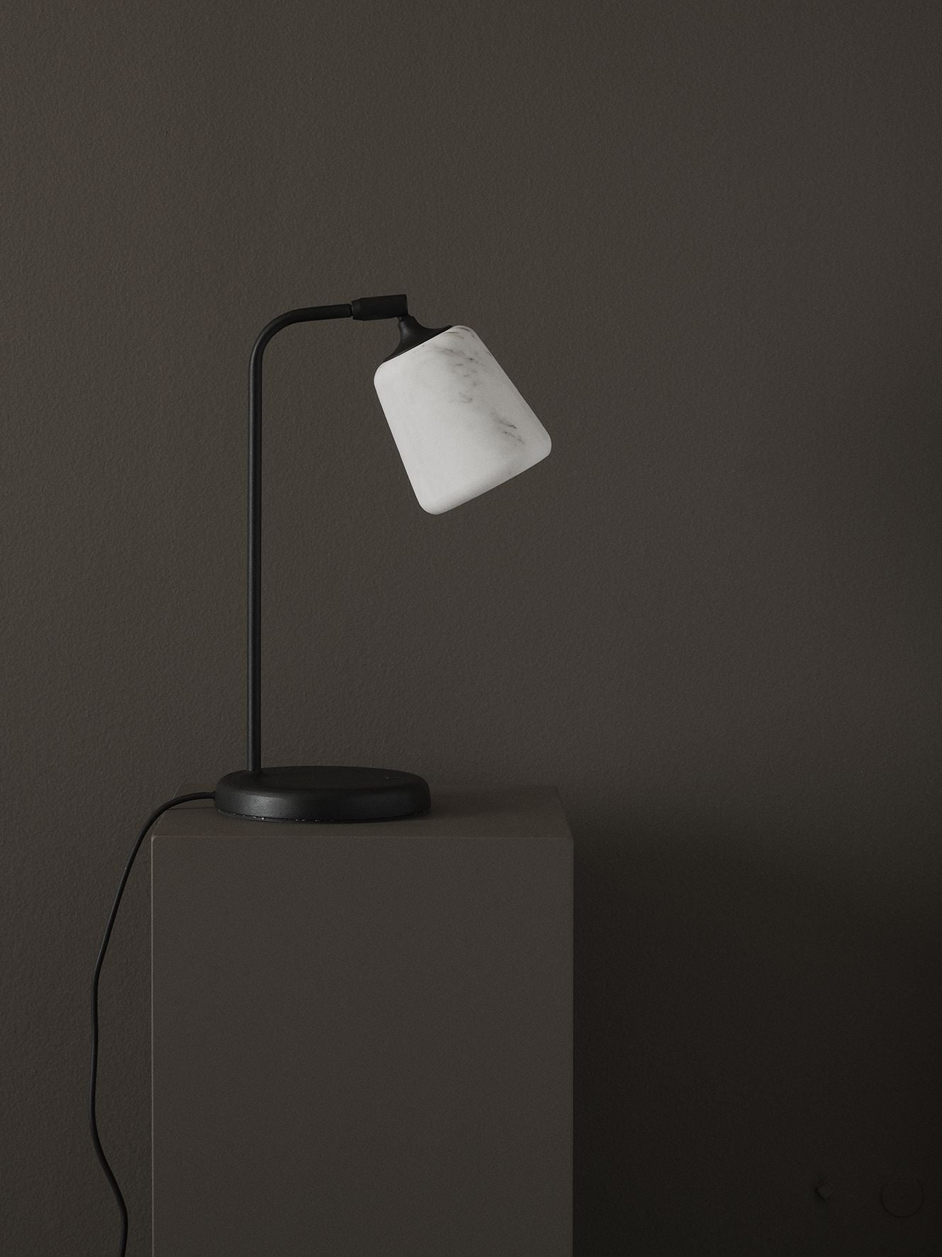 Nye verk Materialbordlampe, hvit marmor