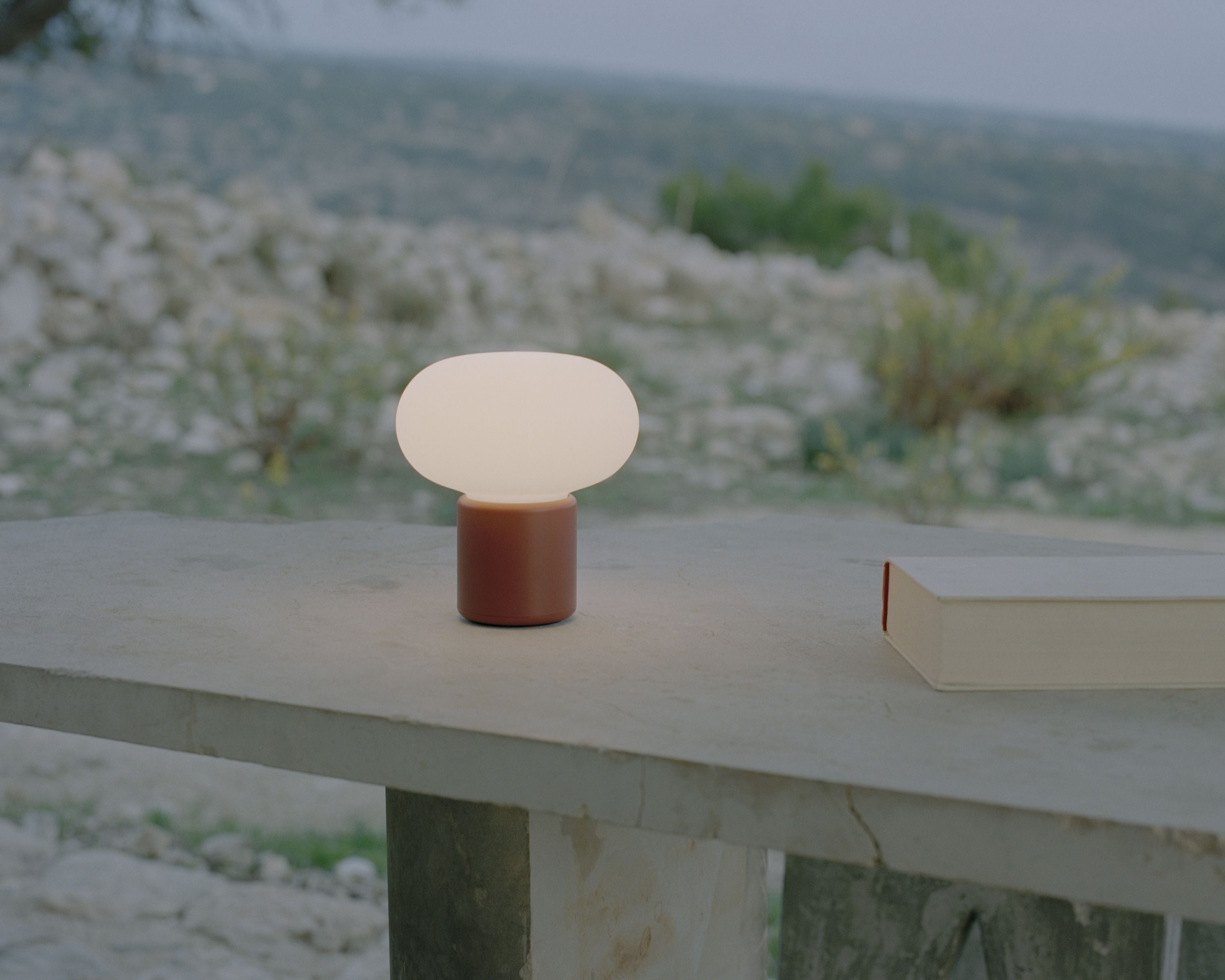 New Works Karl Johan Portable Table Lamp, Jorden rød