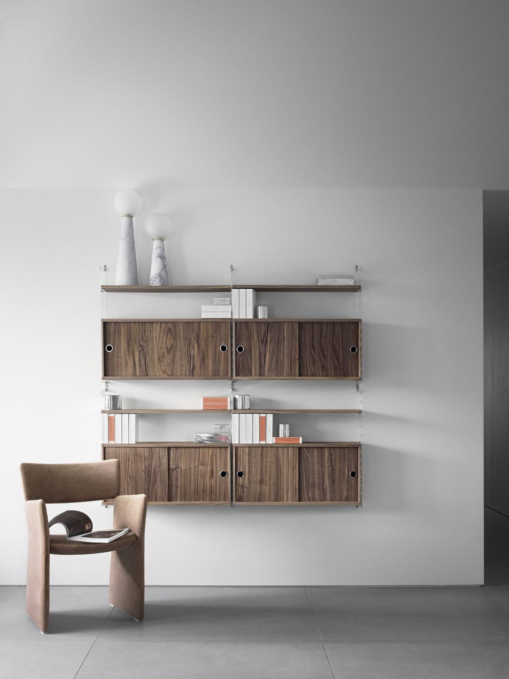 String Furniture Jousijärjestelmän hylly, joka on valmistettu puusta 20x78 cm, sarja 3