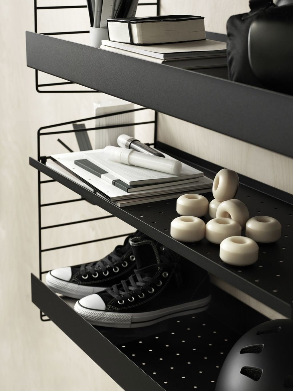 String Furniture Merkkijonojärjestelmä metallihylly, jolla on korkea reuna 20x78 cm, musta