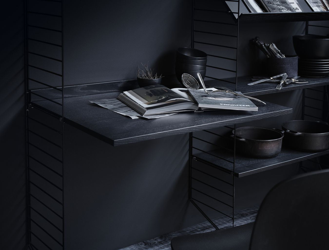 String Furniture Merkkijonojärjestelmä työpöytä, musta värjätty tuhka