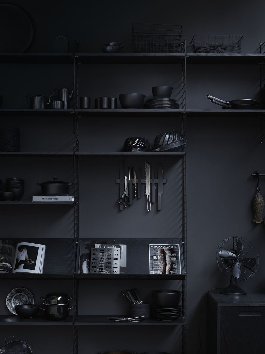 String Furniture String System Magazine Vesto in legno Black macchiata di cenere colorata, 30x78 cm