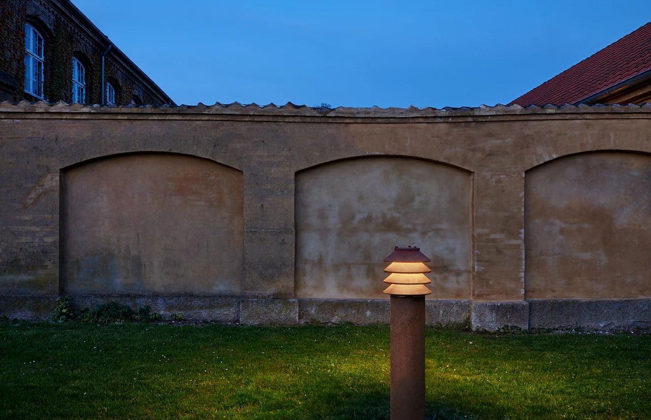 Louis Poulsen Lampadaire en phrase, poster avec une assiette de base