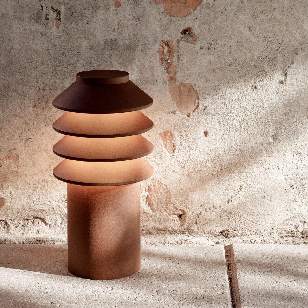 Louis Poulsen Bysted Garden Bollard leiddi 2700 k 14 W akkeri án millistykki stutt, Corten