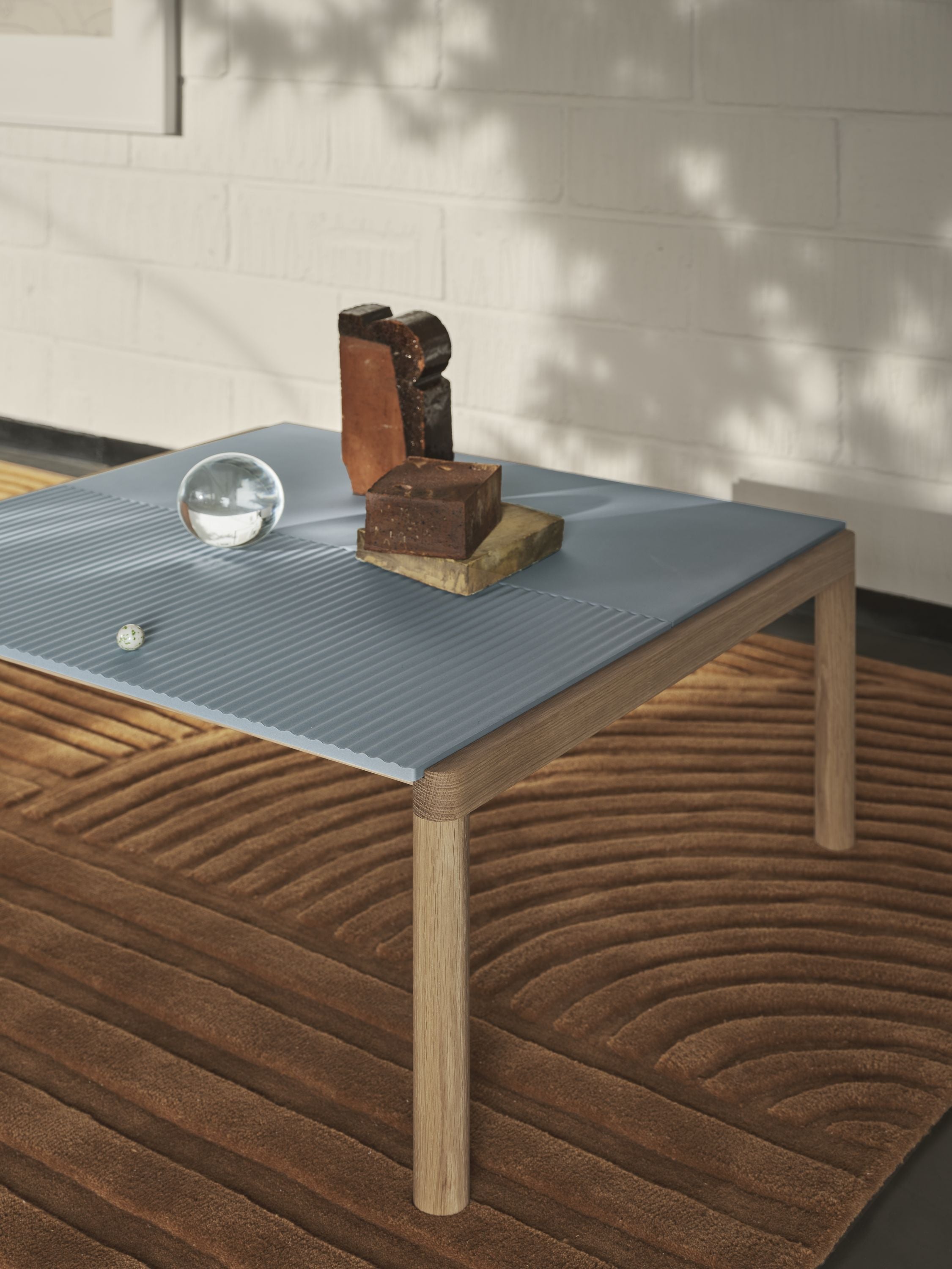 Tavolino di coppia Muuto 1 semplice 1 ondulato azzurro/quercia oliata scura, 80 x 84 x 40 cm