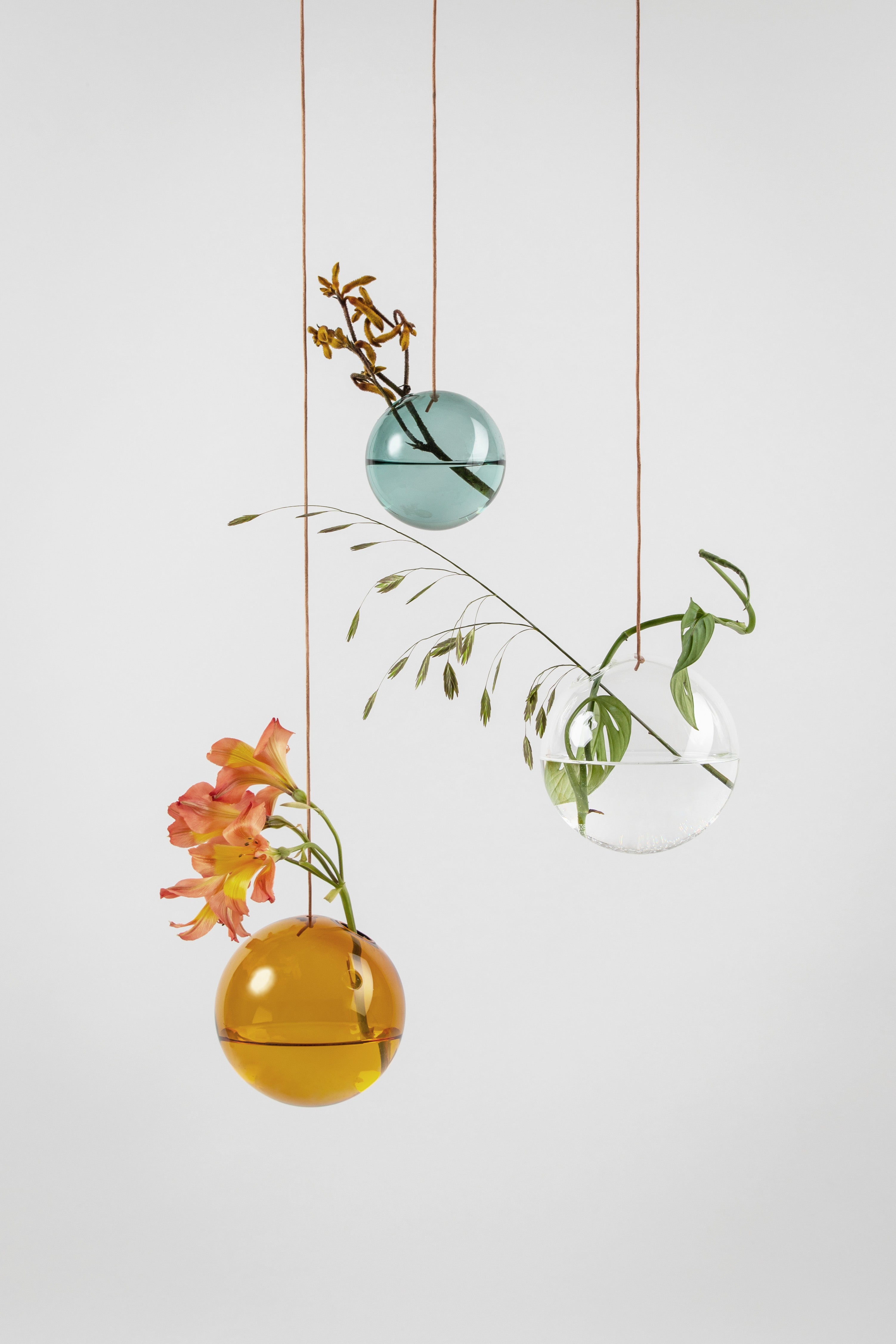 Studio sur le vase de bulles de fleurs suspendus petit, cyan