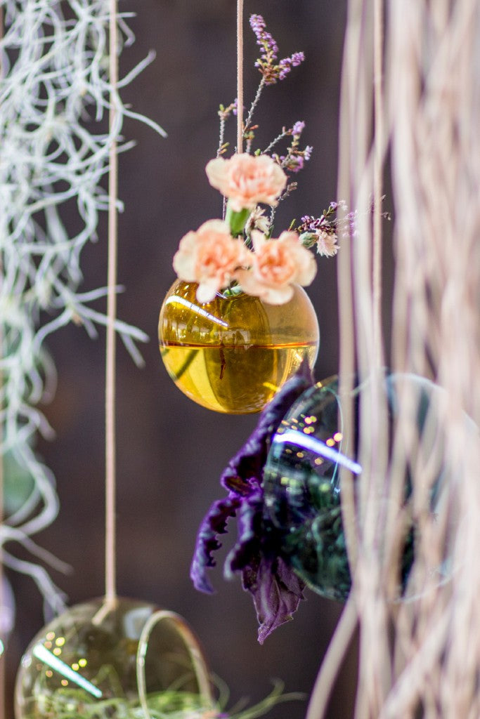 Studio sur le vase à bulles de fleurs suspendus petit, ambre