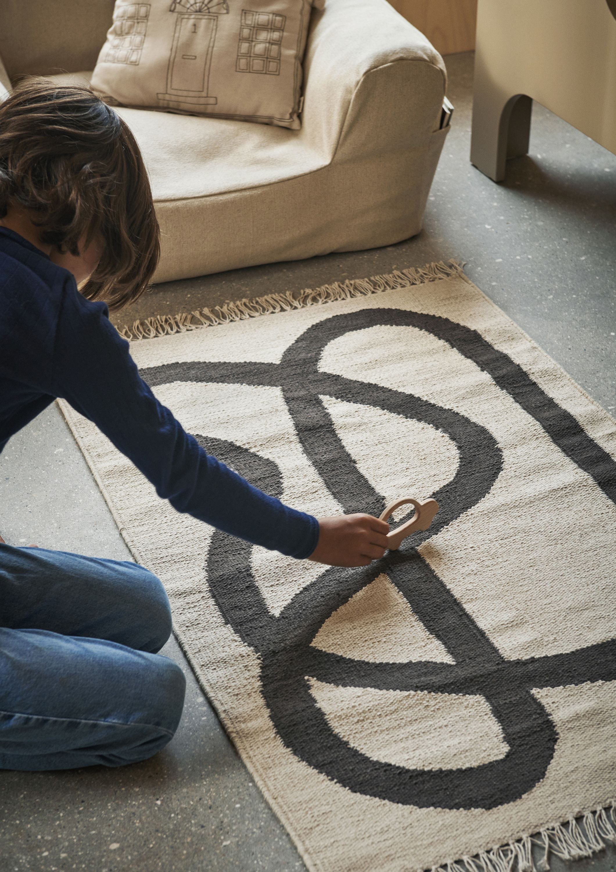 Ferm Living Lane Rug, av hvitt/sjokolade