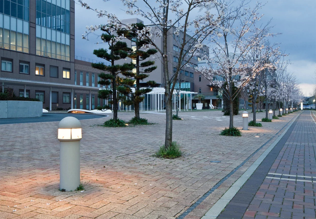 Louis Poulsen Waterfront Bollard Classe II 670 Posts de lumens avec plaque de base, aluminium