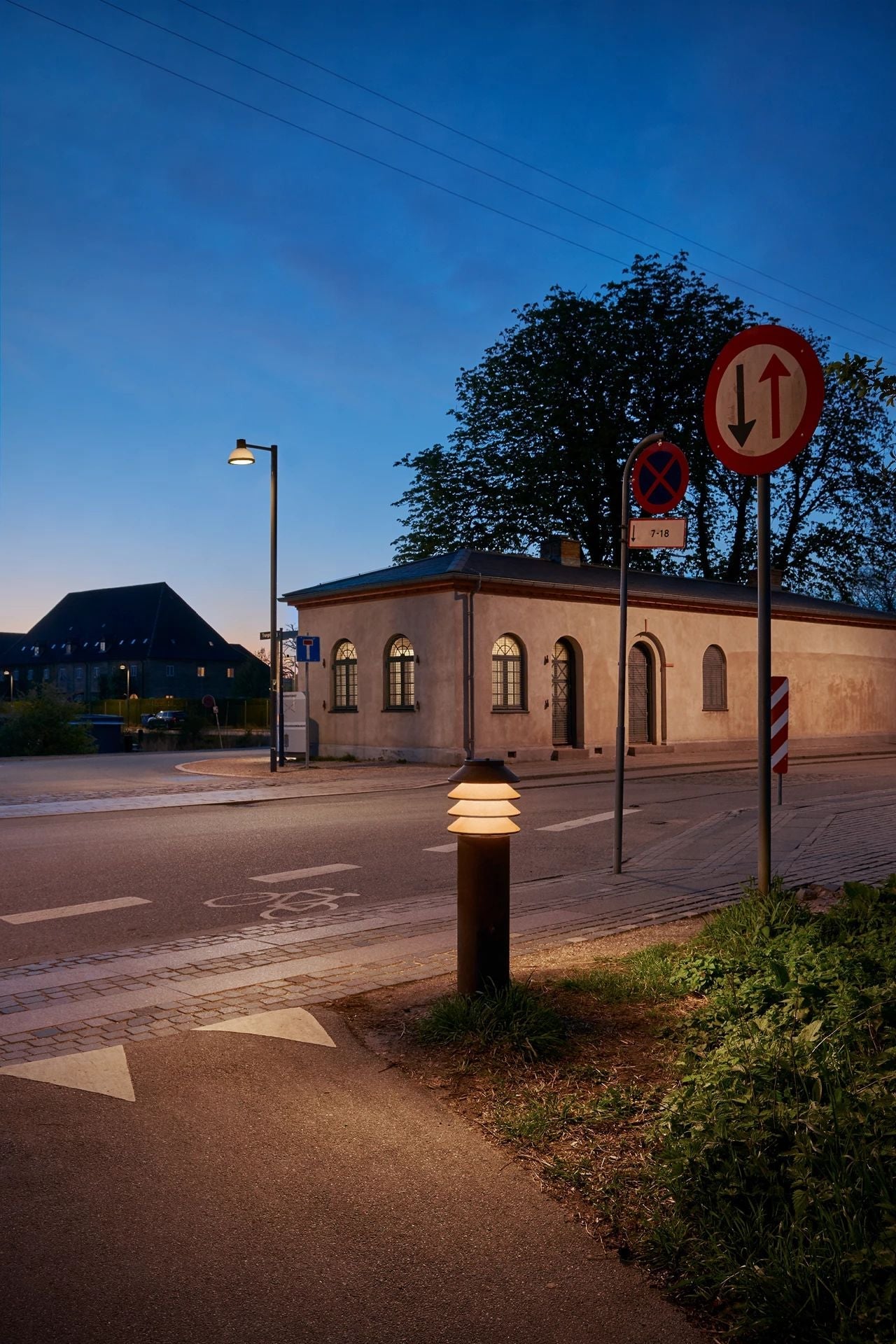 Louis Poulsen Lampadaire en phrase, poster avec une assiette de base