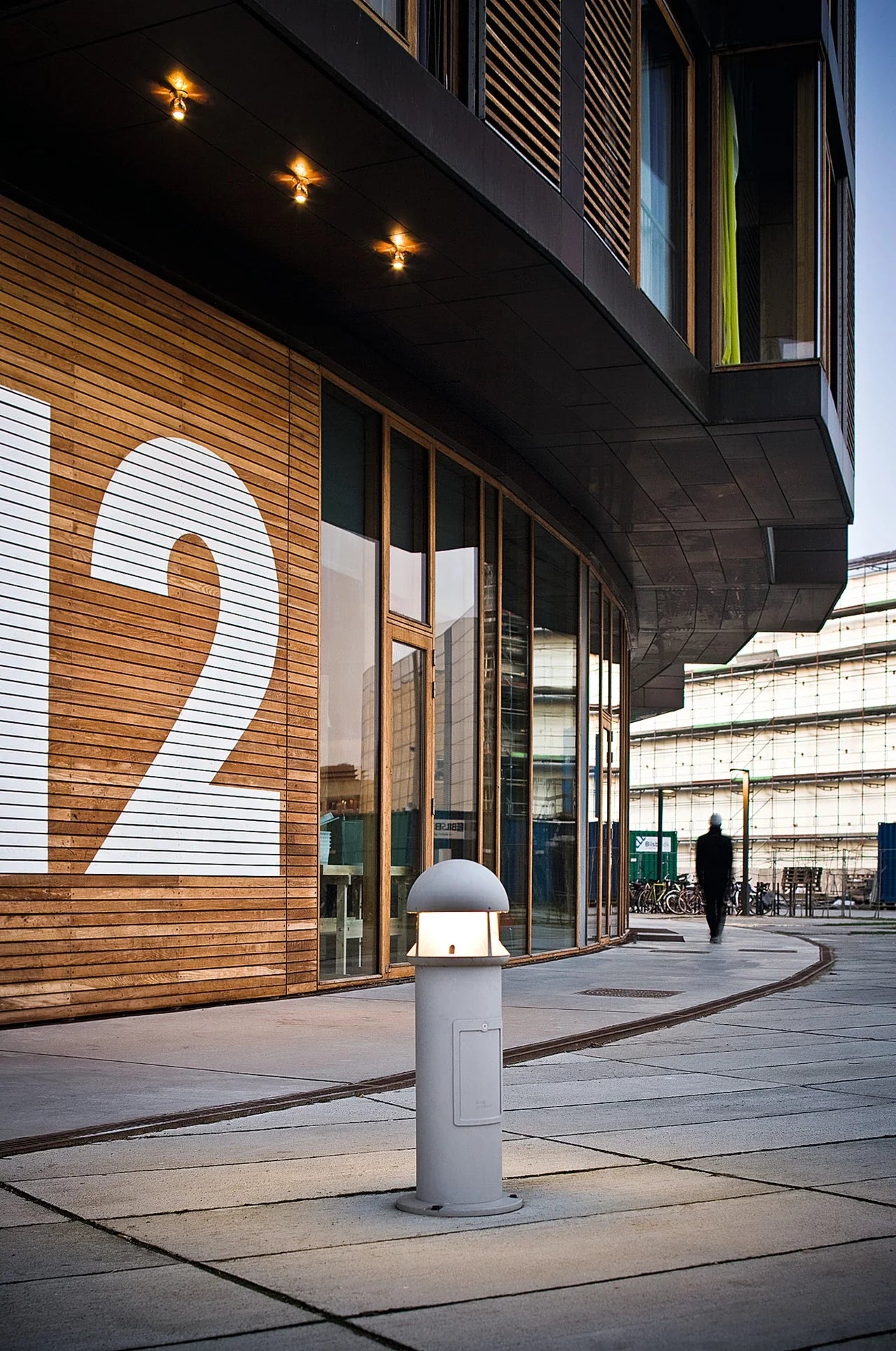 Louis Poulsen Waterfront Bollard Klasse I 570 Lumen Post met basisplaat, grafietgrijs