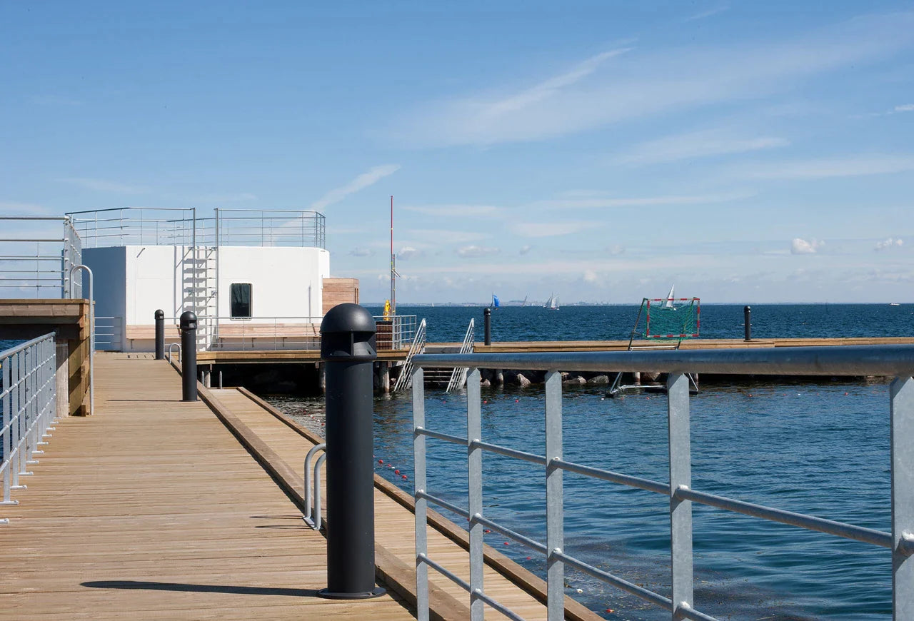 Louis Poulsen Waterfront Bollard Klasse I 570 Lumen Post voor in grondinstallatie, grafietgrijs