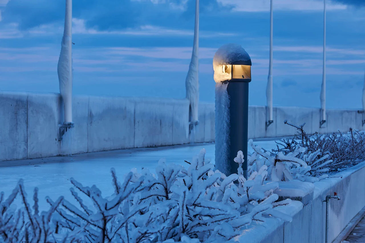 Louis Poulsen Waterfront Bollard Klasse I 570 Lumen Post voor in grondinstallatie, grafietgrijs