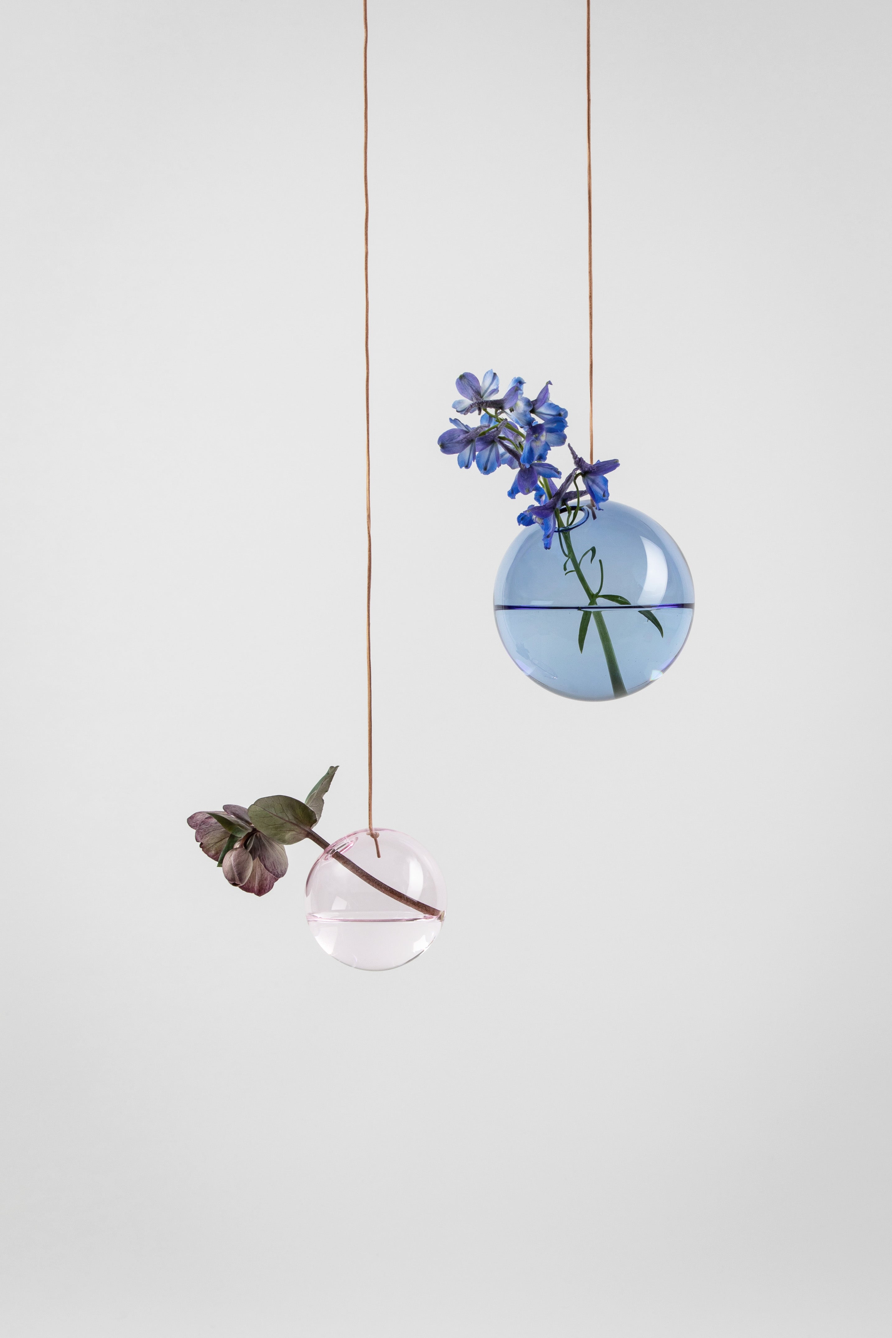 Studio over hangende bloemen bellen vaas medium, blauw